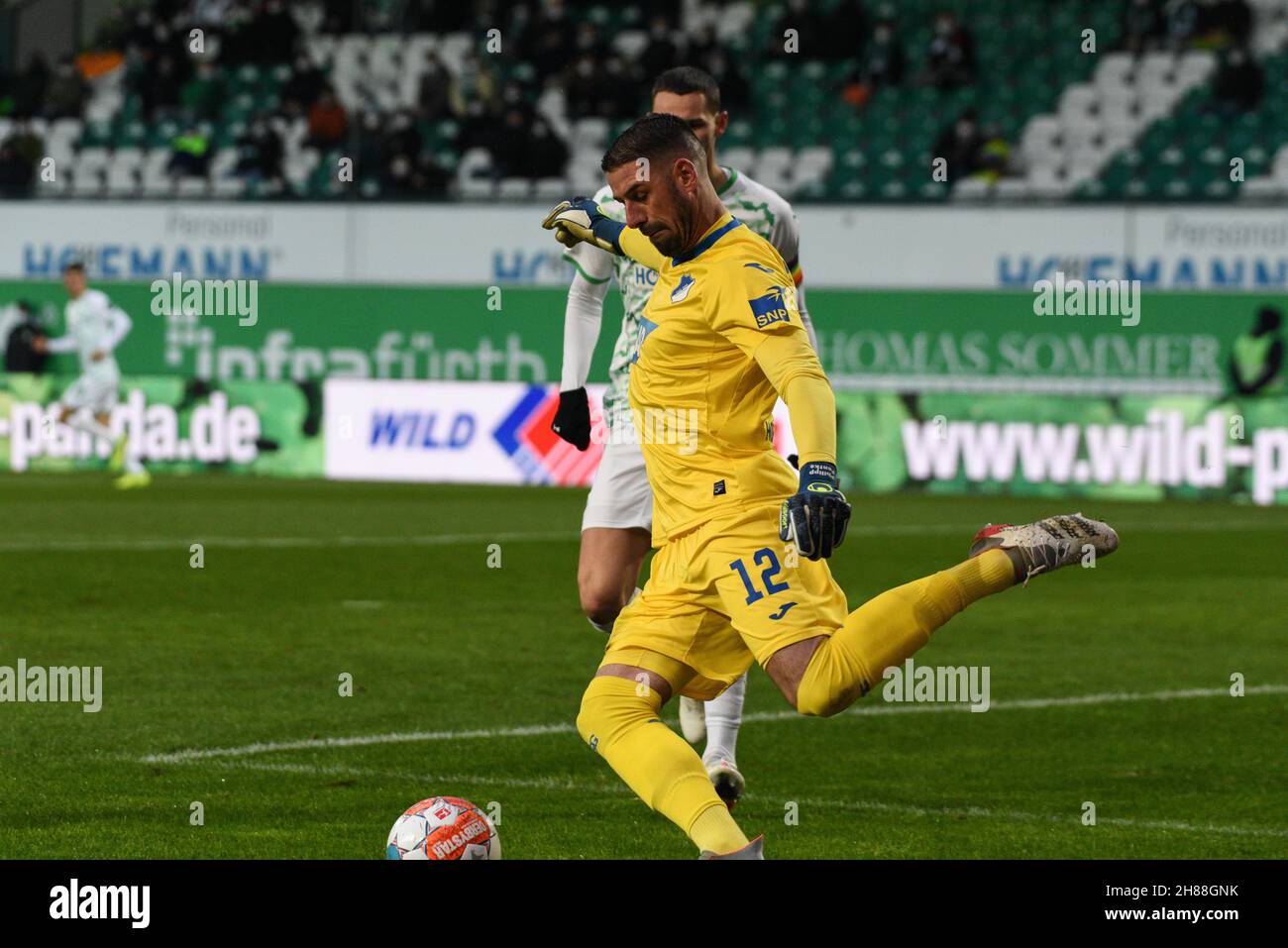 Deutschland, Fürth, Sportpark Ronhof Thomas Sommer - 27.11.2021 - Fussball, 1.Bundesliga - SpVgg Greuther Fürth gegen TSG 1899 Hoffenheim Bild: Philipp Penike (TSG 1899 Hoffenheim, 12) in Aktion. Die DFL-Vorschriften verbieten die Verwendung von Fotos als Bildsequenzen und quasi-Video Stockfoto