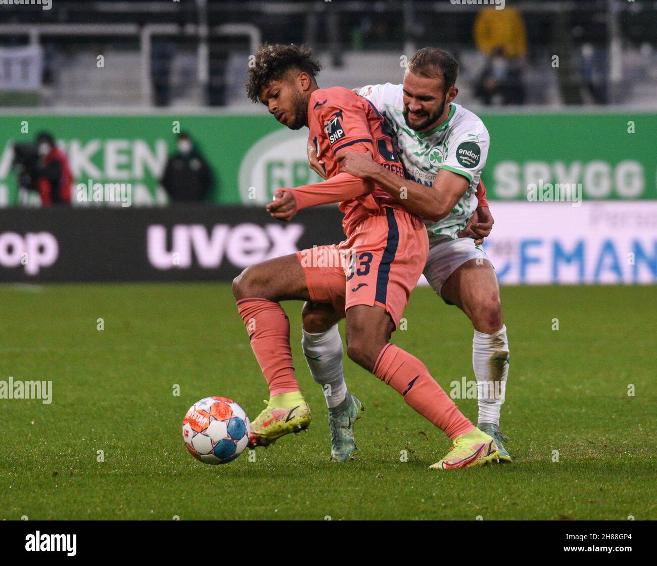 Deutschland, Fürth, Sportpark Ronhof Thomas Sommer - 27.11.2021 - Fussball, 1.Bundesliga - SpVgg Greuther Fürth vs. TSG 1899 Hoffenheim Bild: (Fltr) Georginio Rutter (TSG 1899 Hoffenheim, 33), Simon Asta (SpVgg Greuther Fürth,2) die DFL-Vorschriften verbieten die Verwendung von Fotografien als Bildsequenzen und quasi-Videos Stockfoto