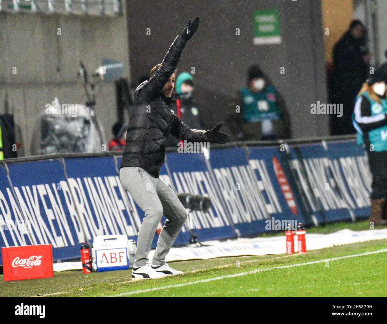 Deutschland, Fürth, Sportpark Ronhof Thomas Sommer - 27.11.2021 - Fussball, 1.Bundesliga - SpVgg Greuther Fürth gegen TSG 1899 Hoffenheim Bild: Trainer Stefan Leitl (SpVgg Greuther Fürth) schreit aus der Trainerzone zu seinem Team. Die DFL-Vorschriften verbieten die Verwendung von Fotos als Bildsequenzen und quasi-Video Stockfoto