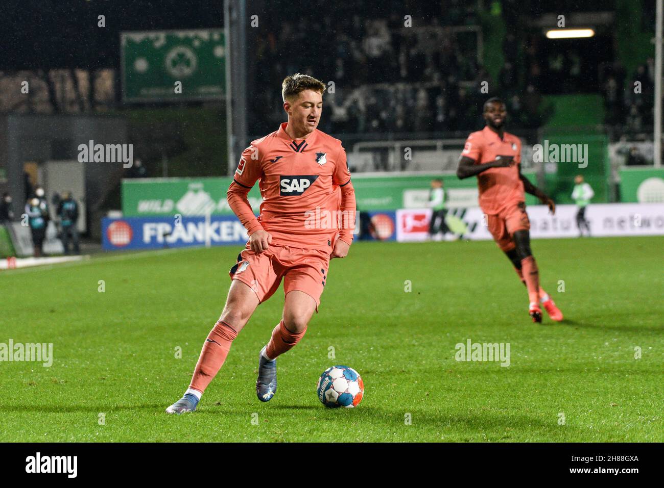 Deutschland, Fürth, Sportpark Ronhof Thomas Sommer - 27.11.2021 - Fussball, 1.Bundesliga - SpVgg Greuther Fürth gegen TSG 1899 Hoffenheim Bild: Pavel Kaderabek (TSG 1899 Hoffenheim, 3) in Aktion. Die DFL-Vorschriften verbieten die Verwendung von Fotos als Bildsequenzen und quasi-Video Stockfoto