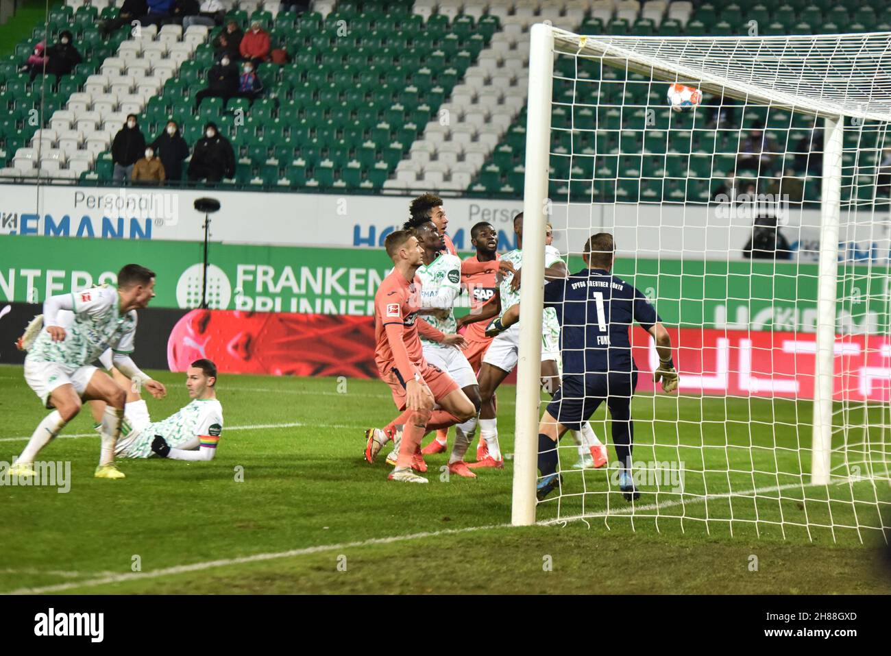 Deutschland, Fürth, Sportpark Ronhof Thomas Sommer - 27.11.2021 - Fussball, 1.Bundesliga - SpVgg Greuther Fürth gegen TSG 1899 Hoffenheim Bild: Islas Bebou (TSG 1899 Hoffenheim, 9) an der Spitze des Balls über GK Marius Funk (SpVgg Greuther Fürth,1) für die 3:6 gegen Ende des Spiels. Die DFL-Vorschriften verbieten die Verwendung von Fotos als Bildsequenzen und quasi-Video Stockfoto