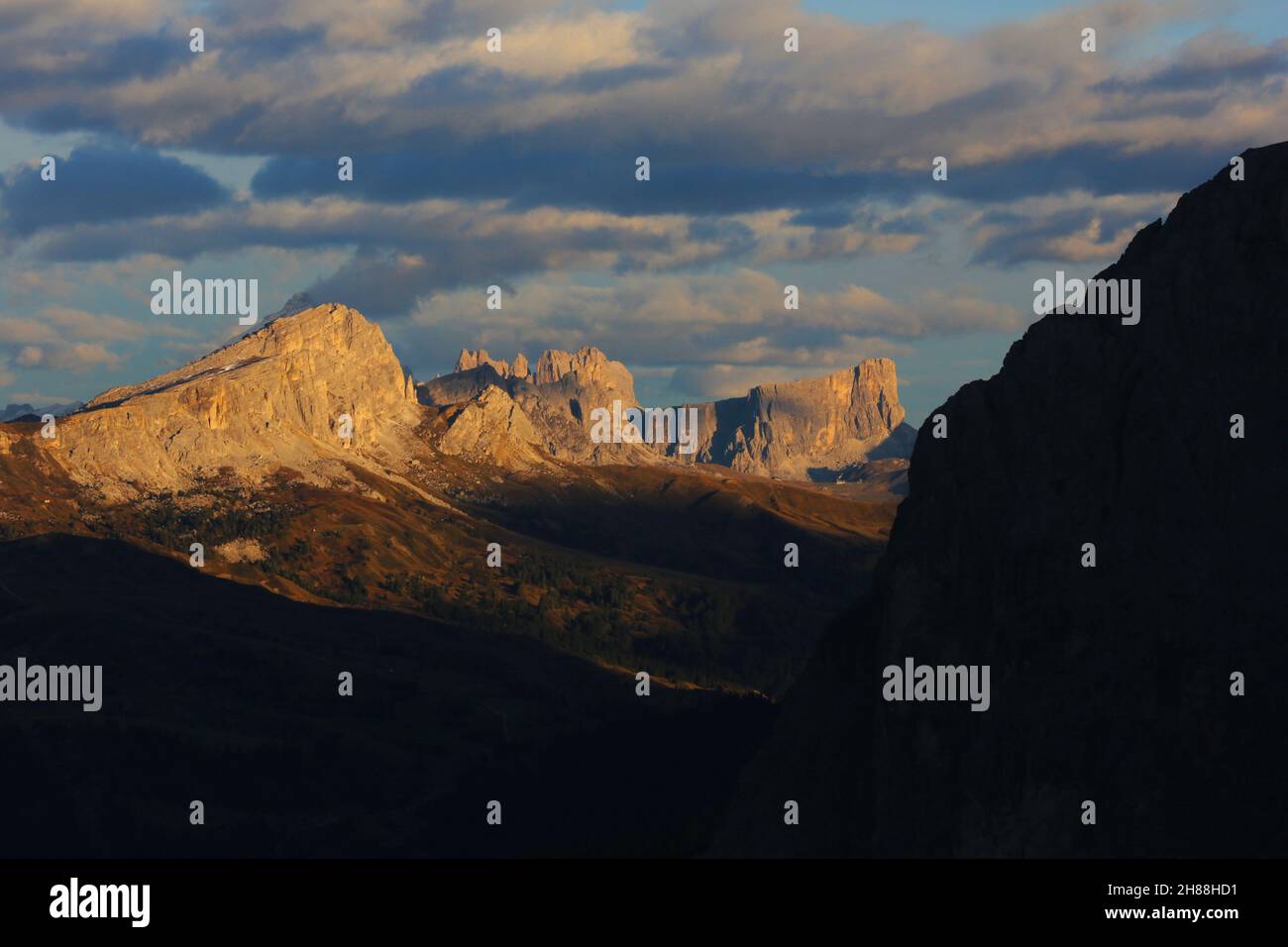 Dolomiten, Dolomiti, Südtirol, Italien, leuchtende Gipfel der Felsen und Berge vom Gadertal mit Schnee, Fels, Gipfel und atemberaubenden Wolken Stockfoto