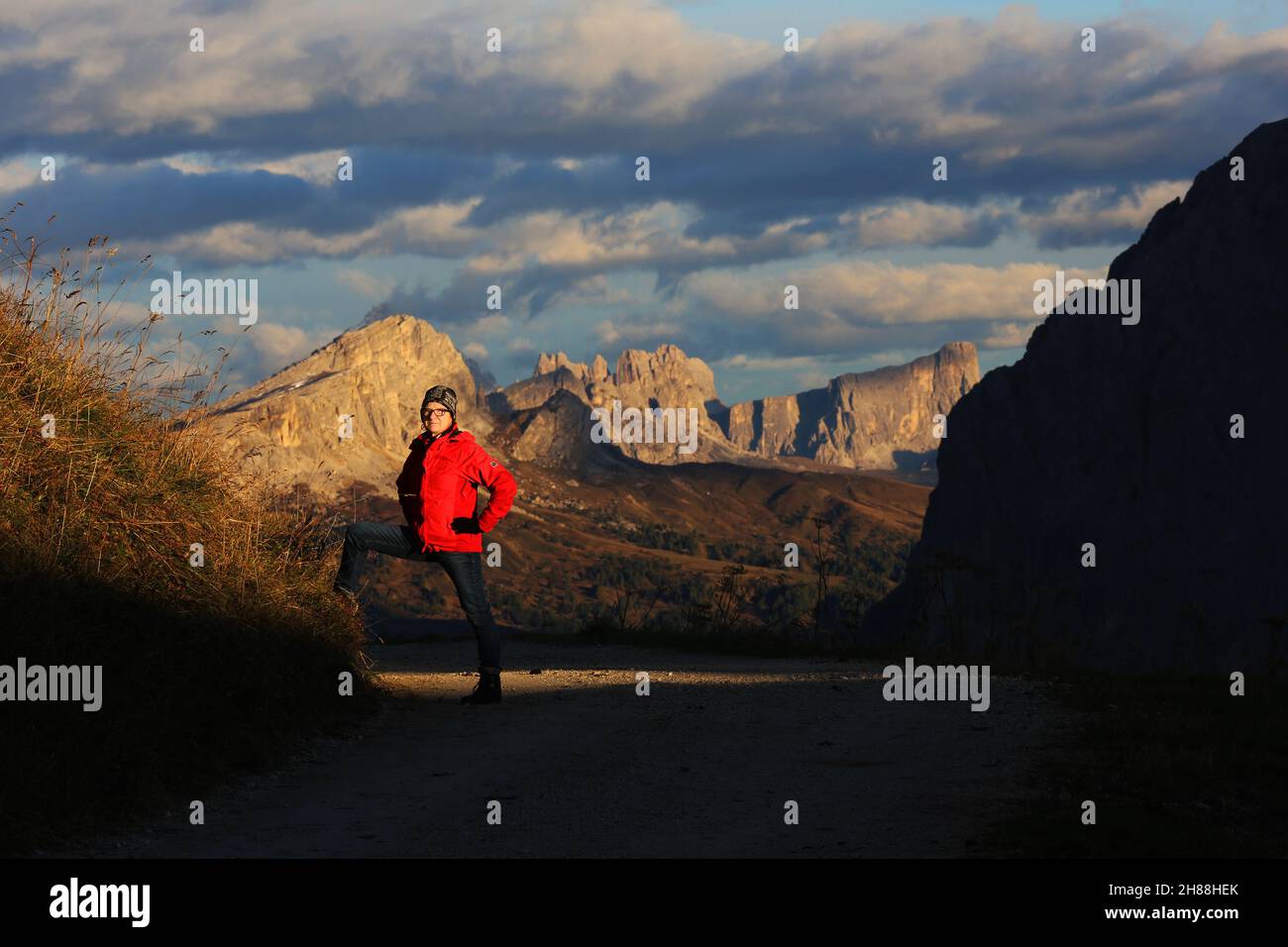 Dolomiten, Dolomiti, Südtirol, Italien, leuchtende Gipfel der Felsen und Berge vom Gadertal mit Schnee, Fels, Gipfel und atemberaubenden Wolken Stockfoto