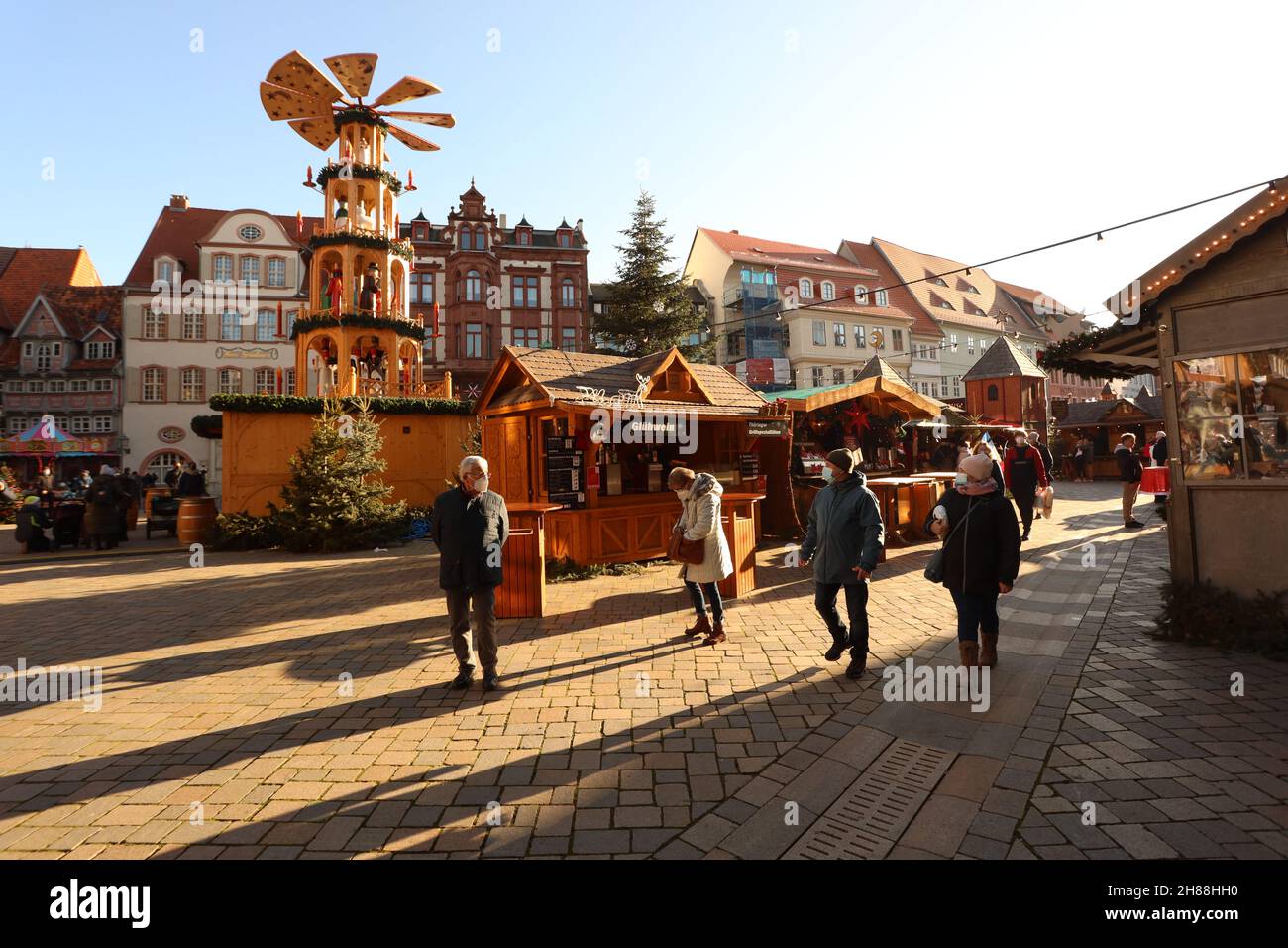 28. November 2021, Sachsen-Anhalt, Quedlinburg: Menschen besuchen den eingezäunten Weihnachtsmarkt in der Adventsstadt Quedlinburg. Der Weihnachtsmarkt gehört zu insgesamt zwei Märkten unter besonders hohen Corona-Bedingungen im Landkreis Harz haben eine Freilassungserlaubnis erhalten. Foto: Matthias Bein/dpa-Zentralbild/dpa Stockfoto