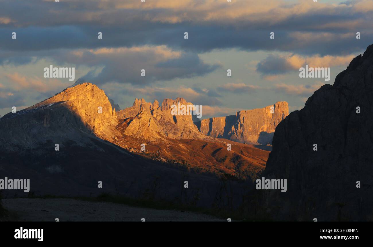 Dolomiten, Dolomiti, Südtirol, Italien, leuchtende Gipfel der Felsen und Berge vom Gadertal mit Schnee, Fels, Gipfel und atemberaubenden Wolken Stockfoto