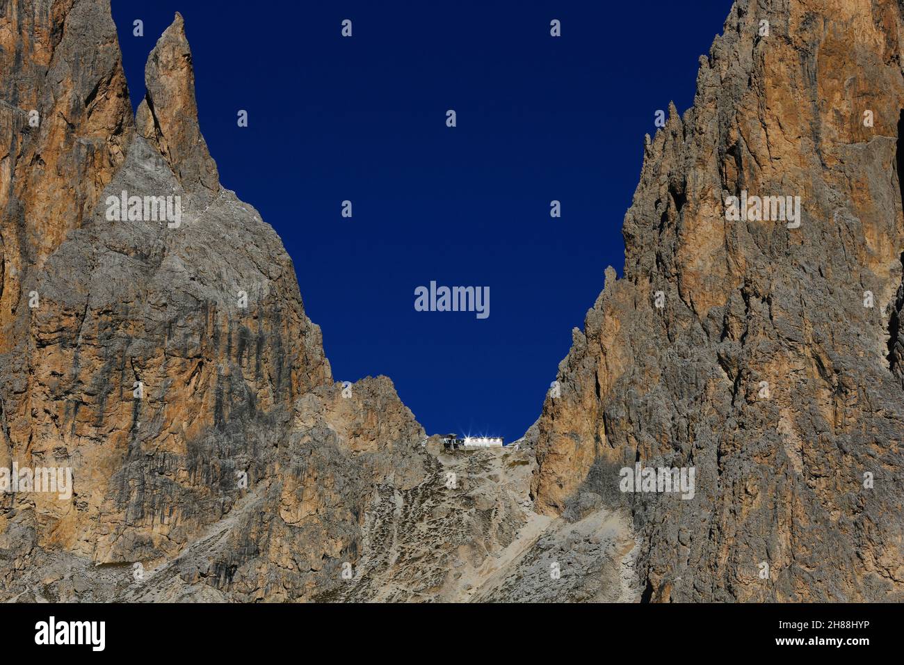 Langkofel, Langkofel, Dolomiten, Blauer Himmel mit Felsen und Zacken am Langkofel in Südtirol in den Dolomiten in Italien Stockfoto