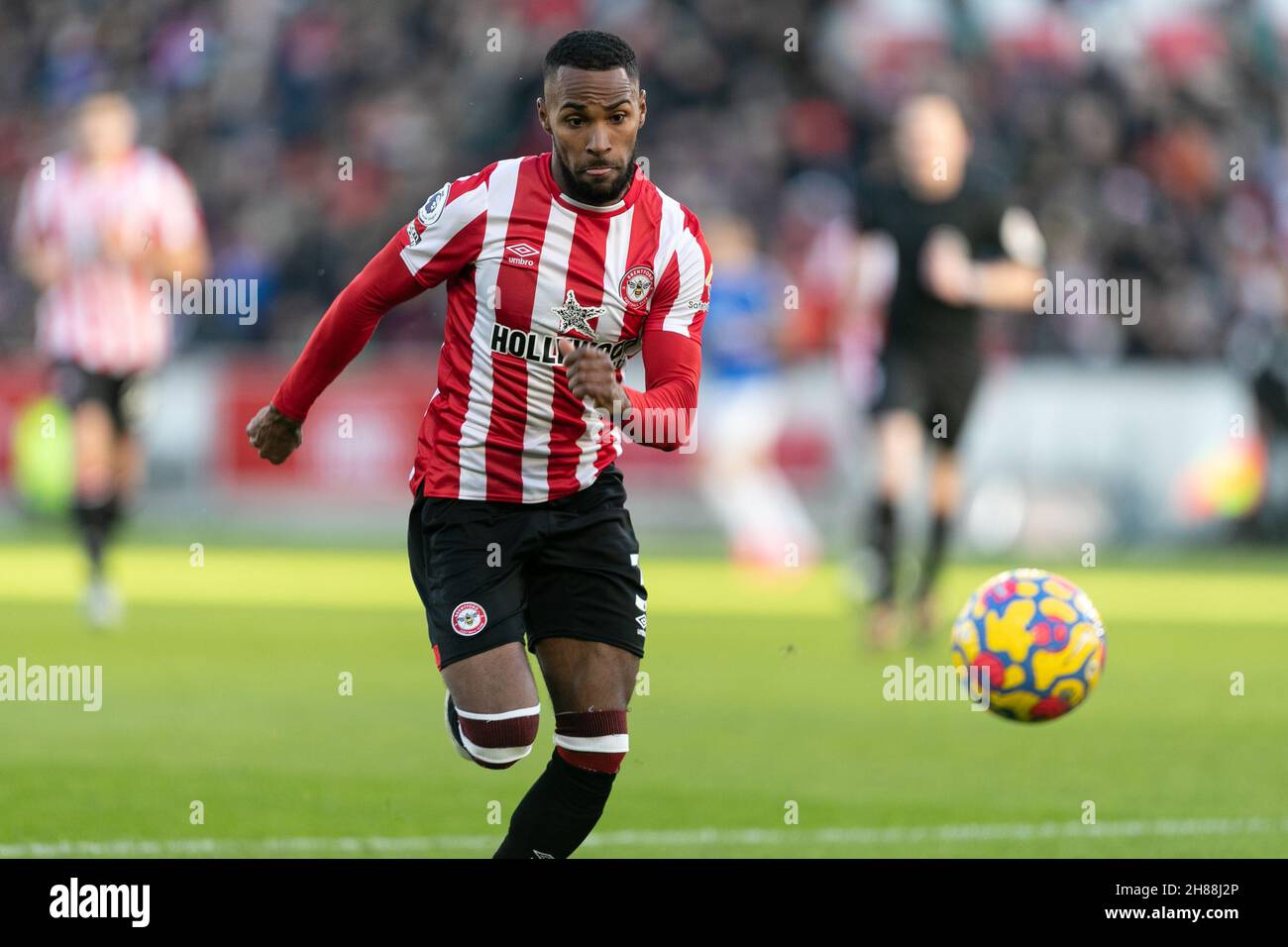 LONDON, GBR. NOV 28th Rico Henry von Brentford läuft beim Premier League-Spiel zwischen Brentford und Everton am Sonntag, den 28th. November 2021 im Brentford Community Stadium in Brentford zum Ball. (Kredit: Juan Gasparini | MI Nachrichten) Kredit: MI Nachrichten & Sport /Alamy Live Nachrichten Stockfoto