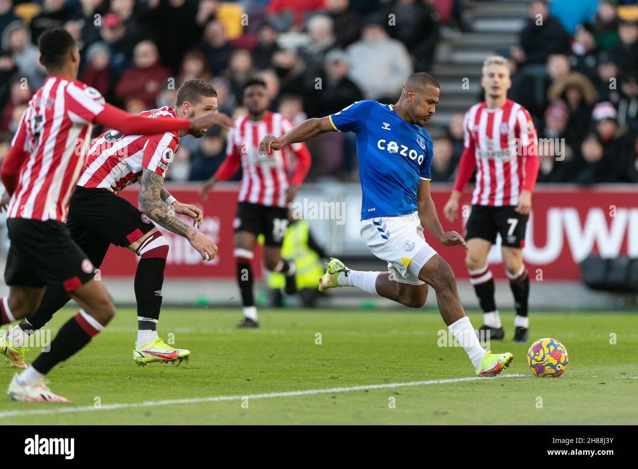 LONDON, GBR. NOV 28th Salomón Rondón von Everton spielt den Ball während des Premier League-Spiels zwischen Brentford und Everton im Brentford Community Stadium, Brentford am Sonntag, den 28th. November 2021. (Kredit: Juan Gasparini | MI Nachrichten) Kredit: MI Nachrichten & Sport /Alamy Live Nachrichten Stockfoto