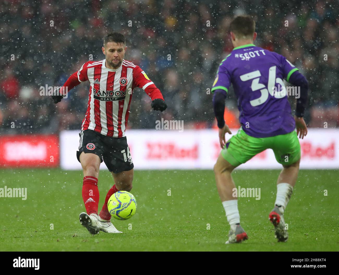 Sheffield, Großbritannien. 28th. November 2021. Oliver Norwood von Sheffield Utd trifft auf Alex Scott von Bristol City während des Sky Bet Championship-Spiels in der Bramall Lane, Sheffield. Bildnachweis sollte lauten: Simon Bellis/Sportimage Kredit: Sportimage/Alamy Live News Stockfoto