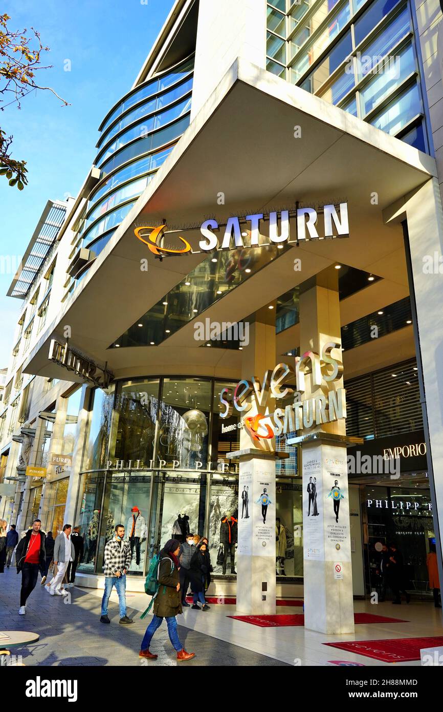 Außenansicht des modernen Einkaufszentrums „Sevens“ an der Königsallee in Düsseldorf. Stockfoto