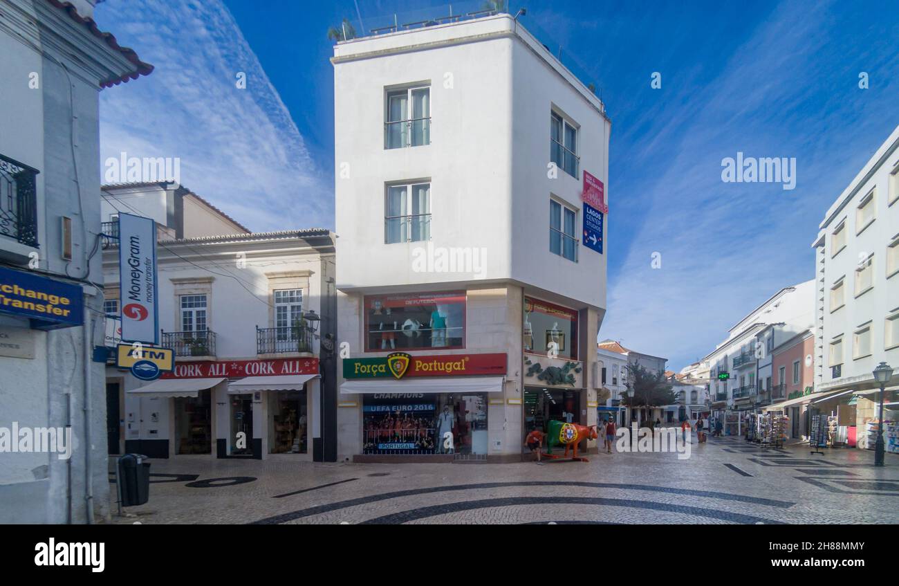 LAGOS, PORTUGAL - 23. Sep 2021: Vorderansicht des Stores der portugiesischen Nationalmannschaft und Sportbekleidung mit dem Logo der Mannschaft Stockfoto