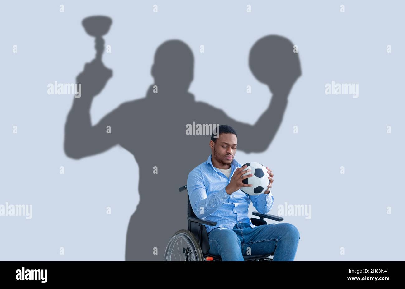 Behinderter schwarzer Mann im Rollstuhl, der den Fußball anschaut, Collage Stockfoto