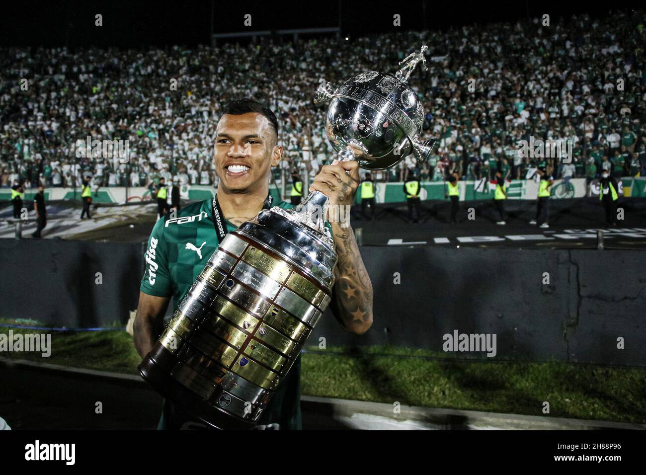 27th. November 2021; Centenario Stadium, Montevideo, Uruguay; Finale Copa Libertadores, Palmeiras gegen Flamengo; Gabriel Veron von Palmeiras feiert nach dem Spiel Stockfoto