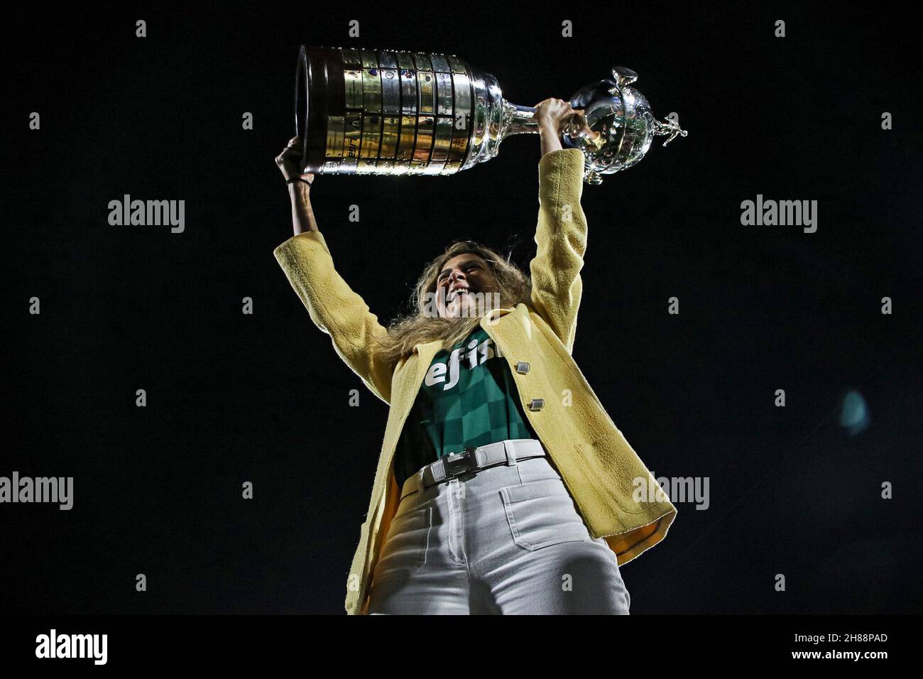 27th. November 2021; Centenario Stadium, Montevideo, Uruguay; Finale Copa Libertadores, Palmeiras gegen Flamengo; Leila Pereira, Präsidentin von Crefisa und zukünftige Präsidentin von Palmeiras, feiert nach dem Spiel Stockfoto