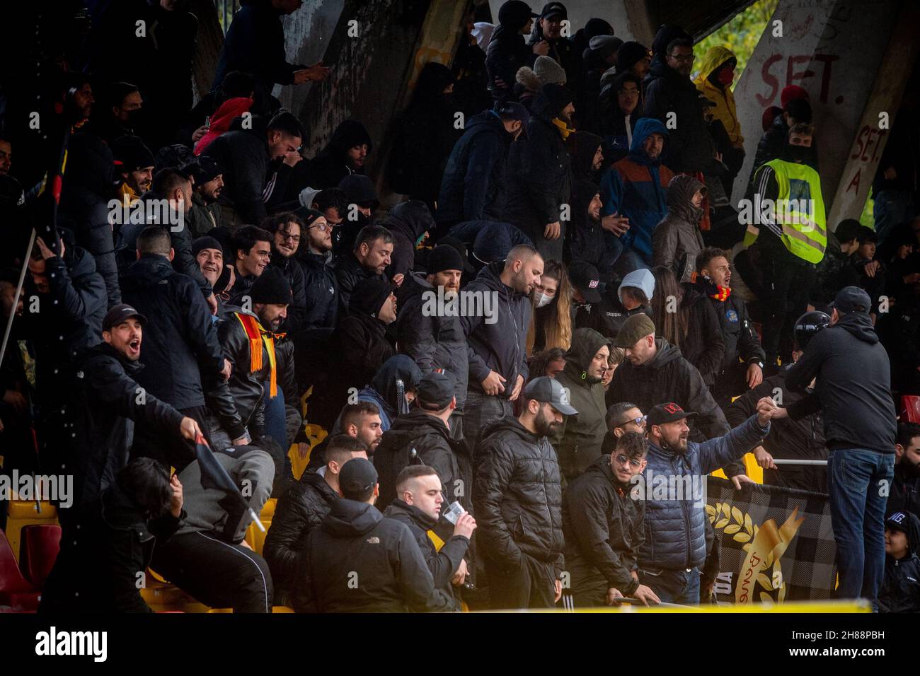 Fans von Benevento während Benevento Calcio gegen Reggina 1914, italienisches Fußballspiel der Serie B in Benevento, Italien, November 27 2021 Stockfoto