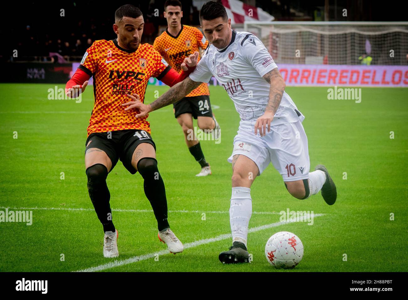 Bellomo Nicola (Reggina) im Einsatz gegen Roberto Insigne (Benevento) während Benevento Calcio gegen Reggina 1914, italienisches Fußballspiel der Serie B in Benevento, Italien, November 27 2021 Stockfoto