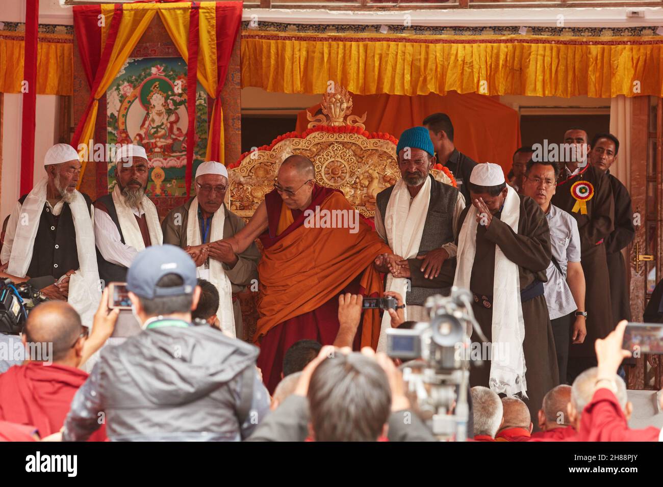 Disket, Nubra Valley. Indien. 13. Juli 2017. Der Dalai Lama aus dem Jahr 14th hält nach der Hauptunterweisung ein besonderes Treffen mit den Ausländern ab Stockfoto