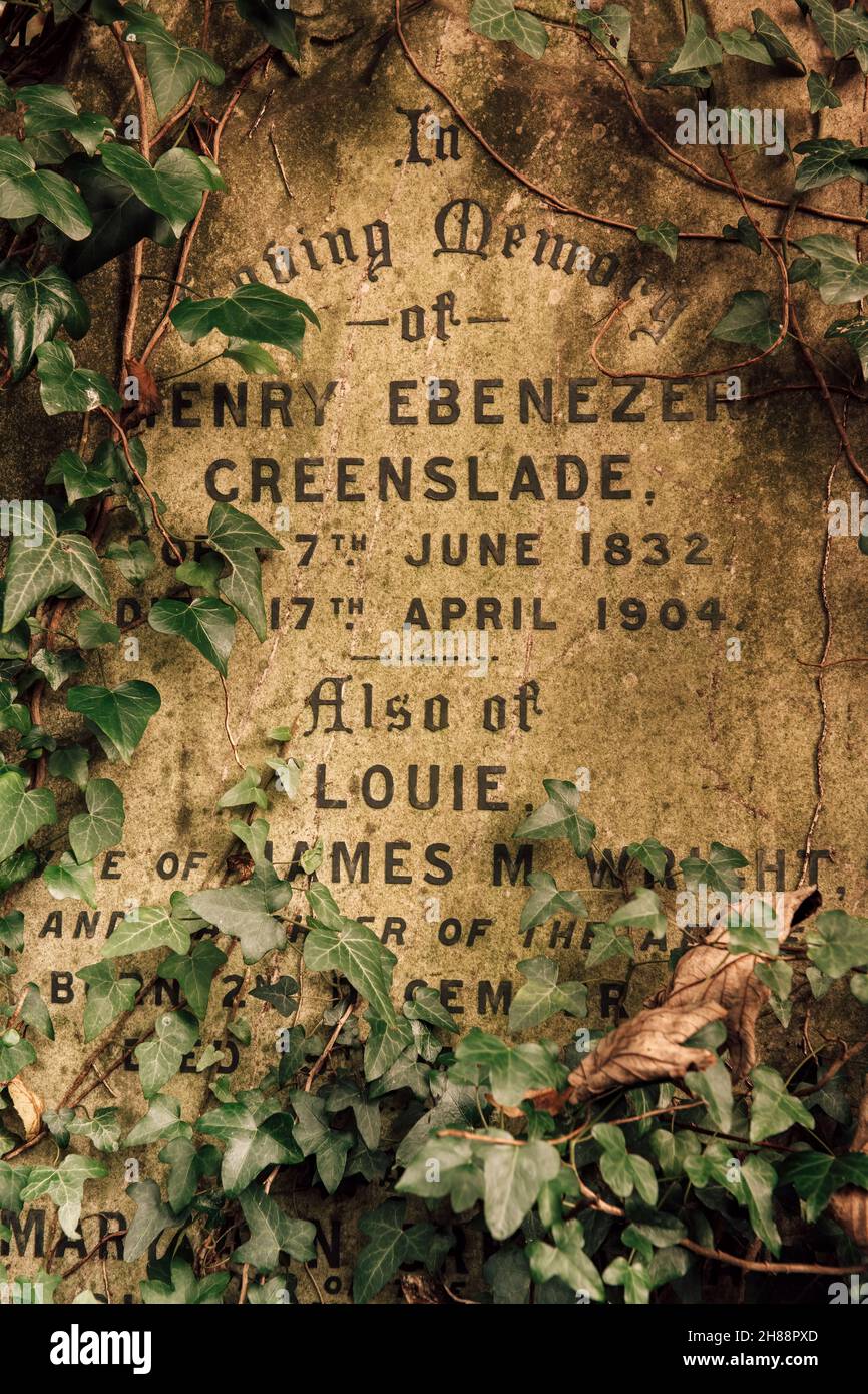 Der verwitterte Grabstein von Henry Ebenezer Greenslade, der auf dem Reading Old Cemetery in der Nähe von Cemetery Junction, East Reading, begraben ist. Stockfoto