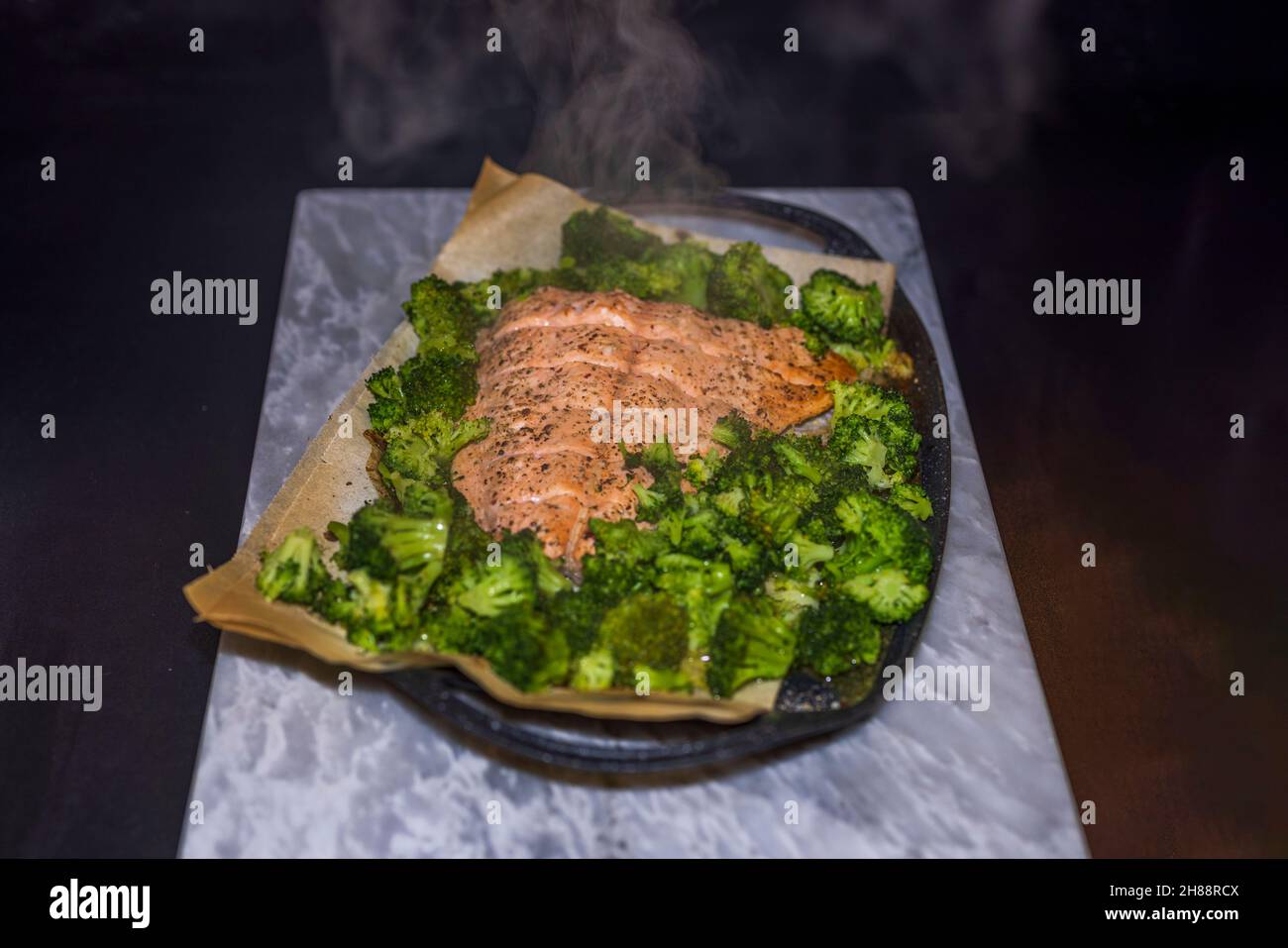 Blick auf rosa Lachs und Brokkoli im Ofen gebacken. Gesundes Lebensmittelkonzept. Schweden. Stockfoto