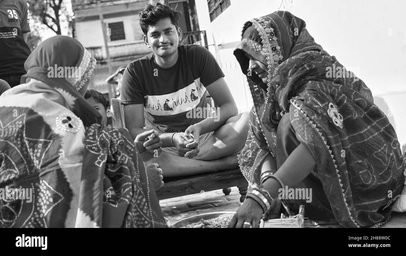 21. November 2021 Reengus, Rajasthan, Indien. Indische Frauen, die zur Zeit der Hochzeit des Bräutigams verheißungsvolle Arbeit verrichten. Schwarz-Weiß-Schuss. Stockfoto