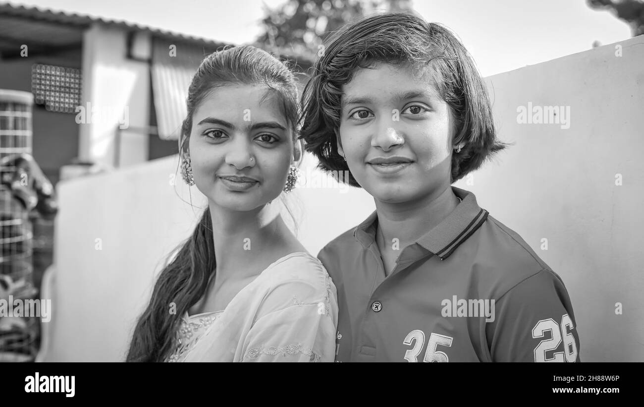 21. November 2021 Reengus, Rajasthan, Indien. Indischer junger Teenager in traditionellen Kleidern. Zwei niedlich und glücklich asiatische Mädchen Blick auf Kamera. Stockfoto