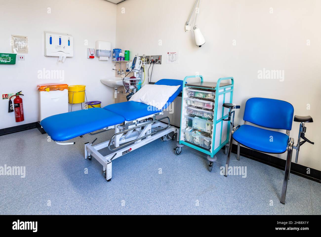 Krankenhausbehandlungsraum im Leicester Royal Infirmary. Wird für die Chemotherapie-Behandlung, Bluttransfusionen und medizinische Untersuchungen verwendet Stockfoto