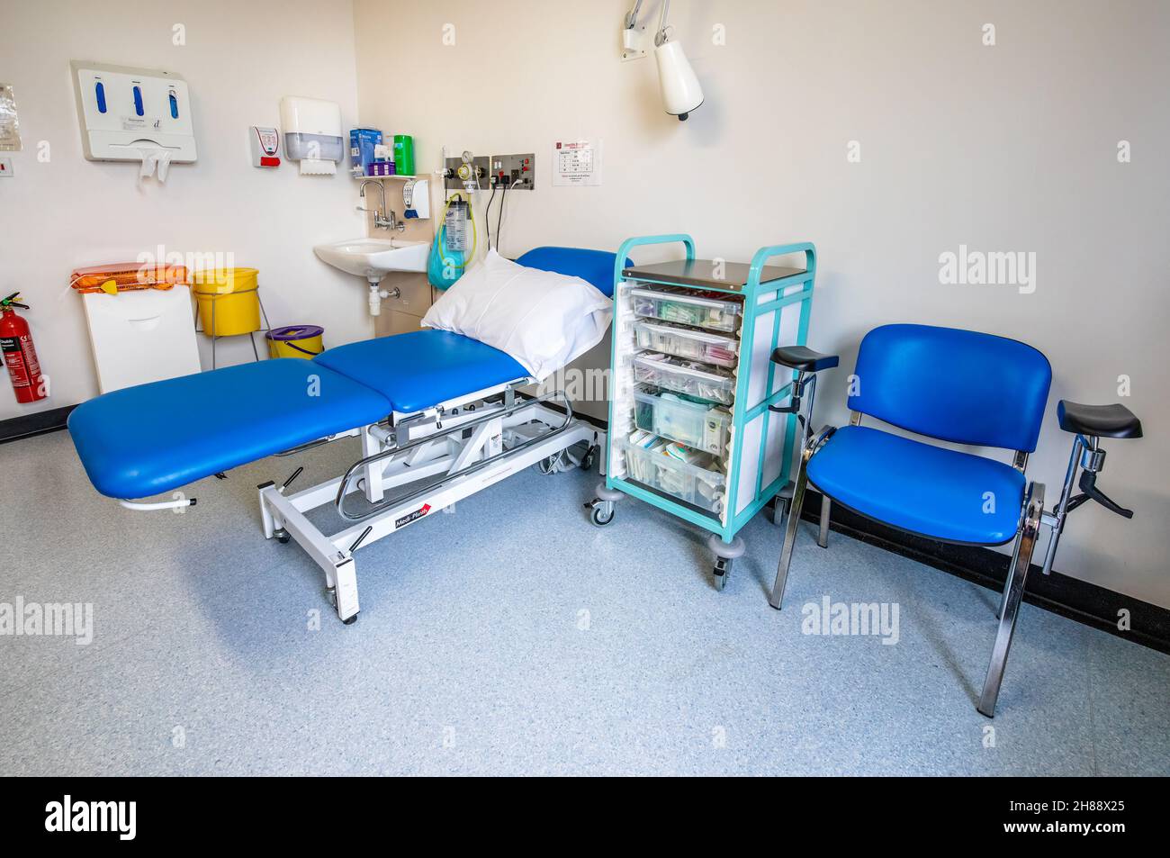 Krankenhausbehandlungsraum im Leicester Royal Infirmary. Wird für die Chemotherapie-Behandlung, Bluttransfusionen und medizinische Untersuchungen verwendet Stockfoto