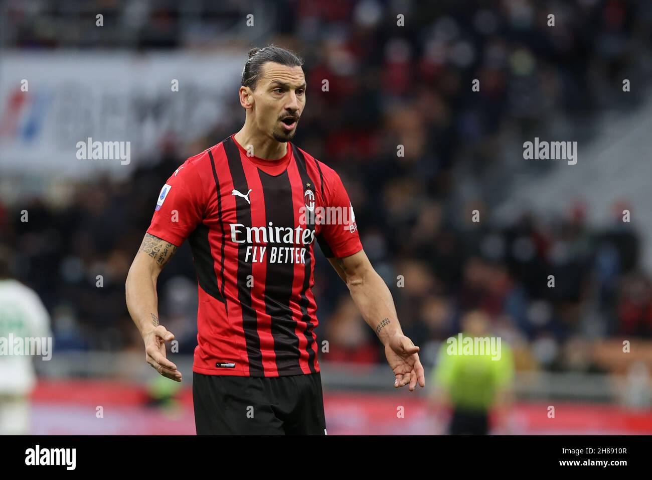 Zlatan Ibrahimovic vom AC Mailand reagiert während des Fußballspiels der Serie A 2021/22 zwischen dem AC Mailand und dem US-amerikanischen Sassuolo im Giuseppe-Meazza-Stadion, Mailand, Italien, am 28. November 2021 Stockfoto