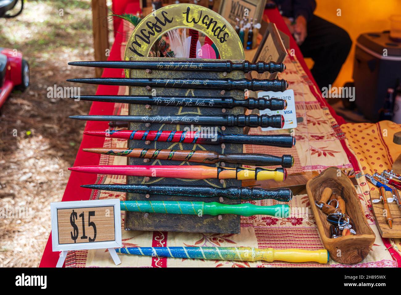 Zauberstäbe zum Verkauf im Lady of the Lakes Renaissance Faire - Tavares, Florida, USA Stockfoto