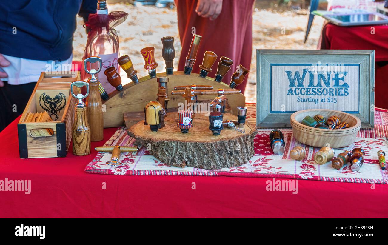 Wein-Zubehör zum Verkauf bei der Lady of the Lakes Renaissance Faire - Tavares, Florida, USA Stockfoto
