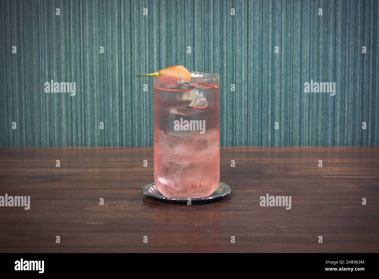 Trinken Sie auf einem Holztisch, rosafarbenem Gin Tonic, Fruchtcocktail Stockfoto
