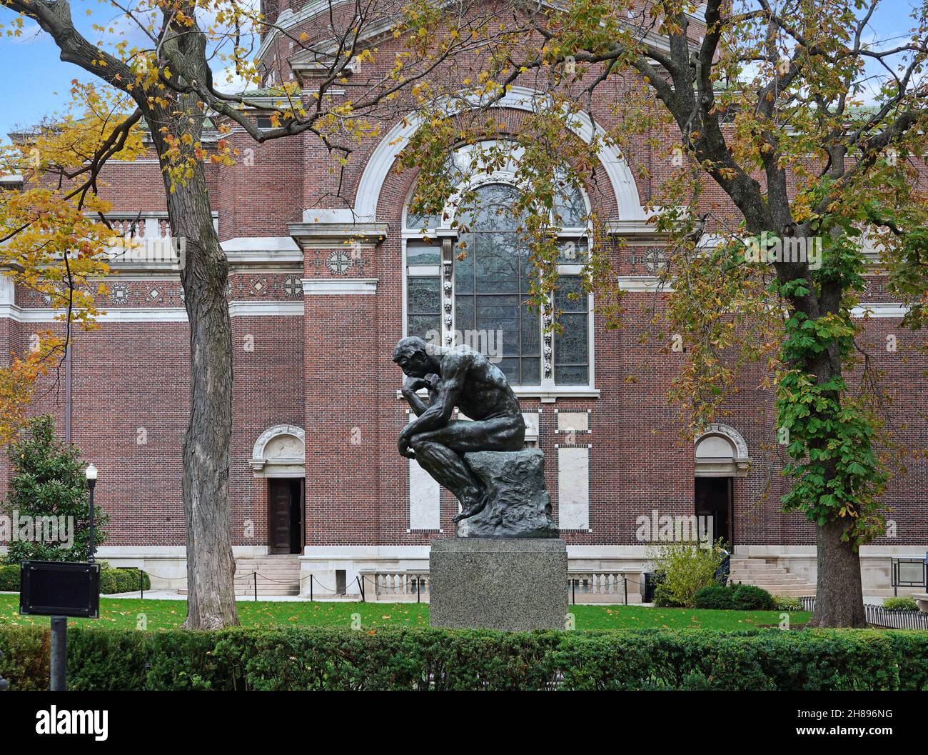 New York City, USA - 15. November 2021: Rodins 'der Denker' vor dem Philosophiegebäude der Columbia University in Manhattan, ein autorisierter Stockfoto