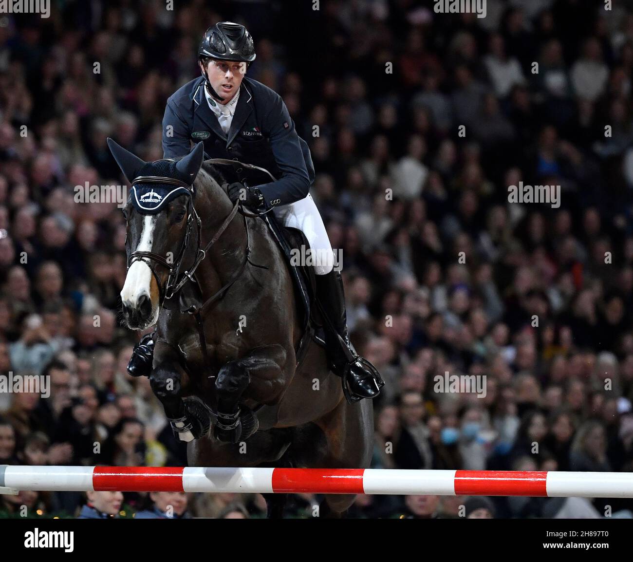 Ben Maher aus Großbritannien reitet das Pferd Ginger-Blue während des Grand Prix-Springens während der Sweden International Horse Show in der Friends Arena in Solna, Stockholm, Schweden, am 28. November 2021.Foto: Jessica Gow / TT / Code 10070 Stockfoto