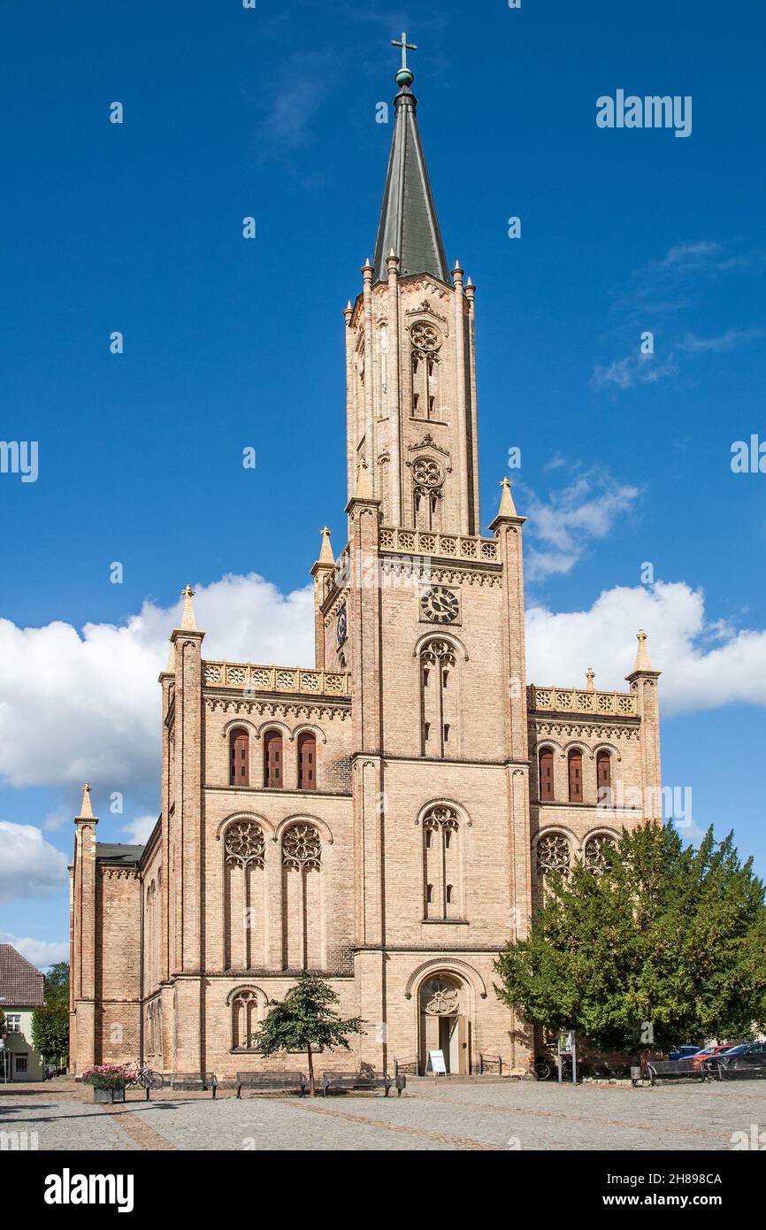 Die evangelische Stadtkirche in Fürstenberg an der Havel ist eine imposante Backsteinkirche und besticht durch ihren markanten, schlanken Kirchturm. Stockfoto