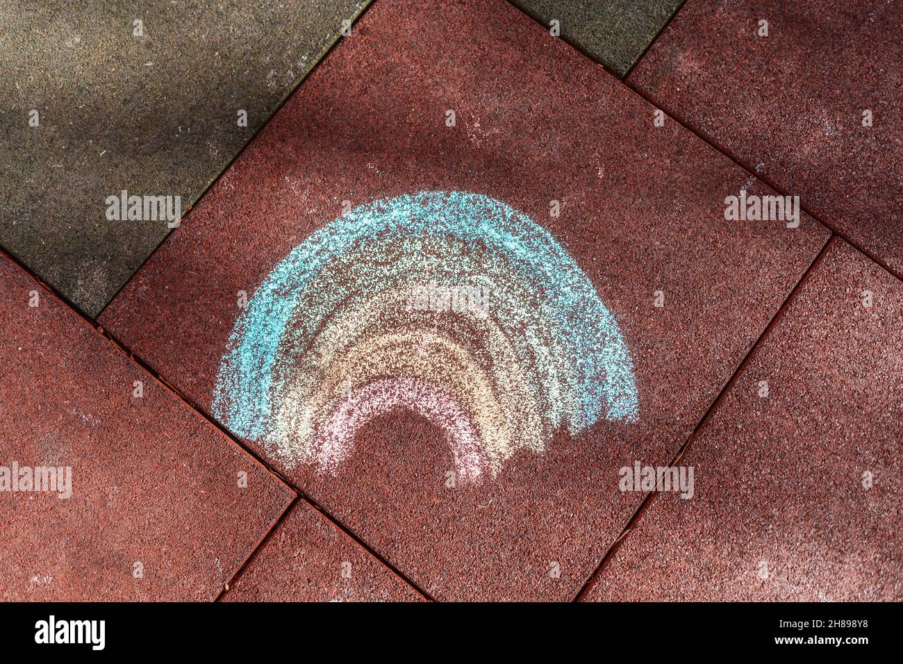 Eine Kinderzeichnung eines Regenbogens, gezeichnet mit Buntstiften. Flach liegend. Konzept des Friedens. Stockfoto