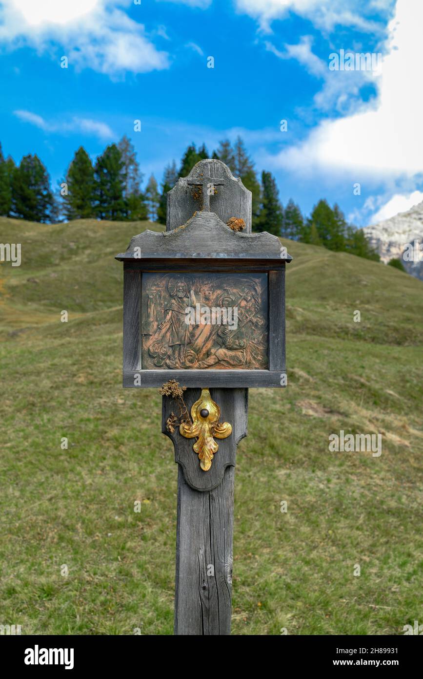 Ein historischer Wallfahrtsort an einem Wanderweg führt durch den Kreuzkofel in Alta Badia Südtirol Stockfoto