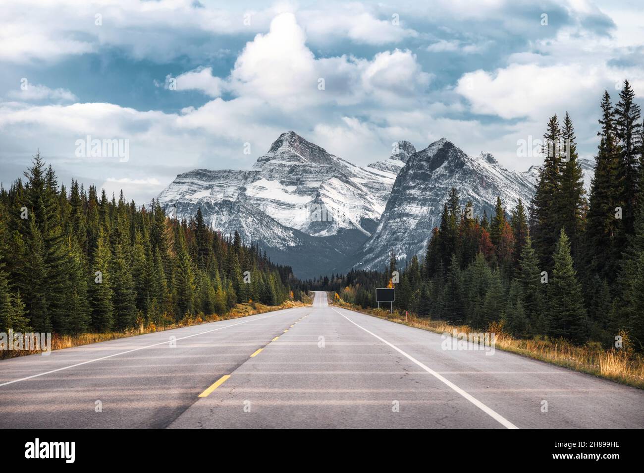 Roadtrip und die kanadischen rockies auf dem Highway im Nationalpark am Icefields Parkway, Alberta, Kanada Stockfoto