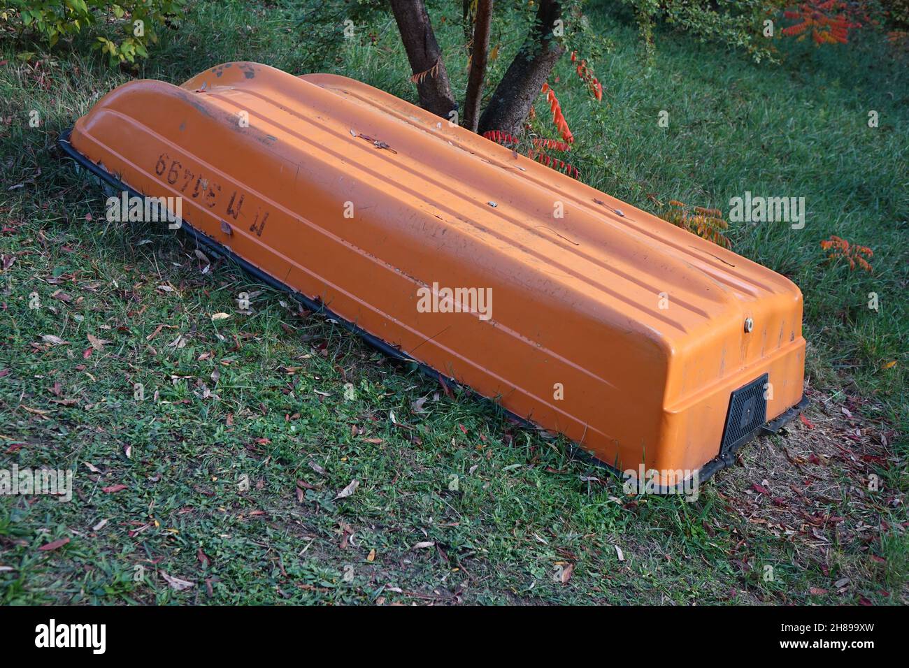 Buntes Boot, das an einem Herbsttag am Ufer des Erholungsgebiets Blaue Adria und natürlichen Lebensraums, Altrip, Rheinland-Pfalz, Deutschland, festgebunden ist Stockfoto