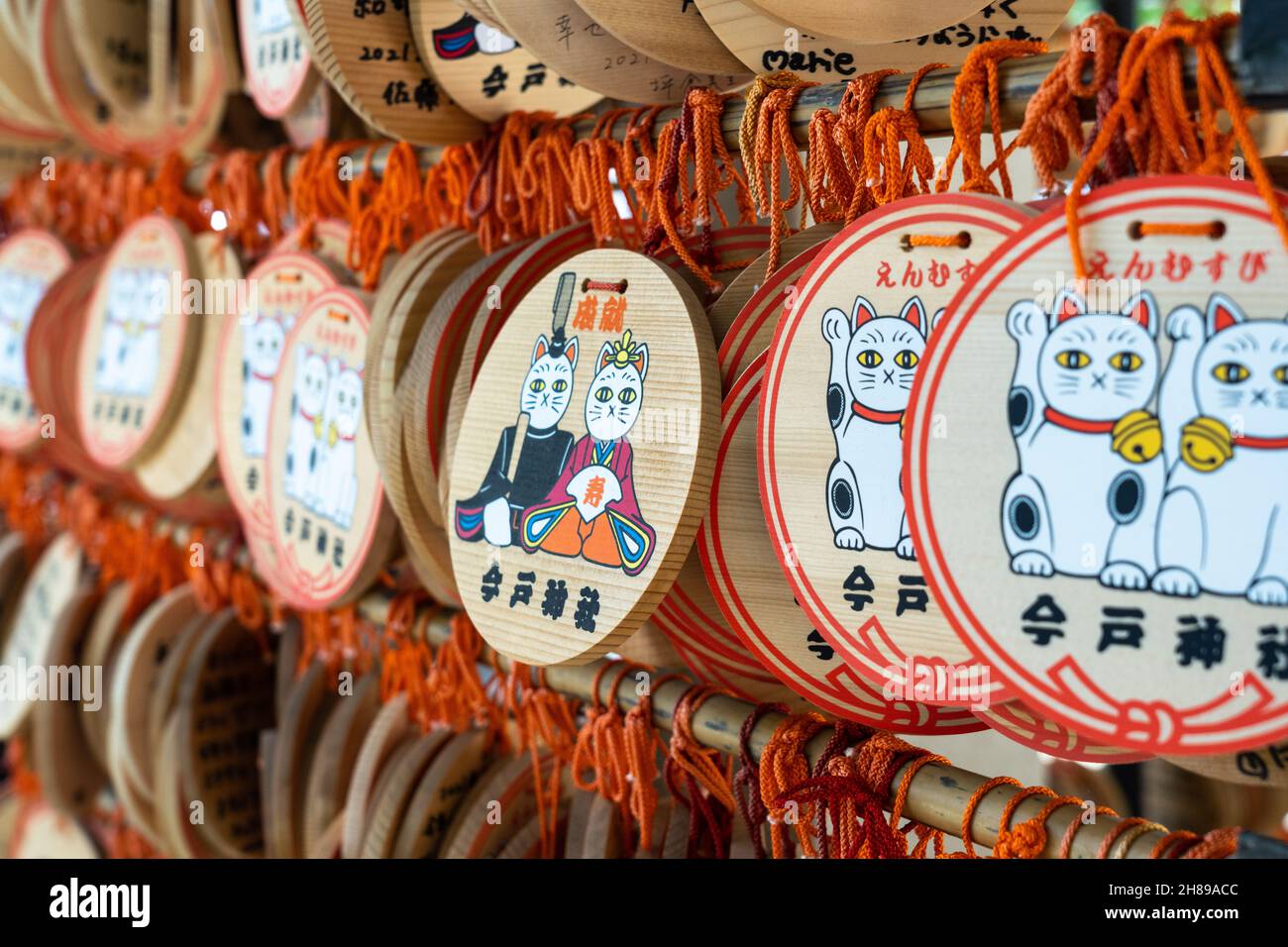 Maneki Neko oder winkende Glückskatze ema-Gebetstafeln am Imado Jinja-Schrein, einem schintoistischen Schrein, der der Suche nach Liebe in Asakusa, Tokio, Japan, gewidmet ist. Die Gläubigen hängen die Tafeln mit ihren Wünschen, Träumen oder Gebeten im Tempel auf. Stockfoto