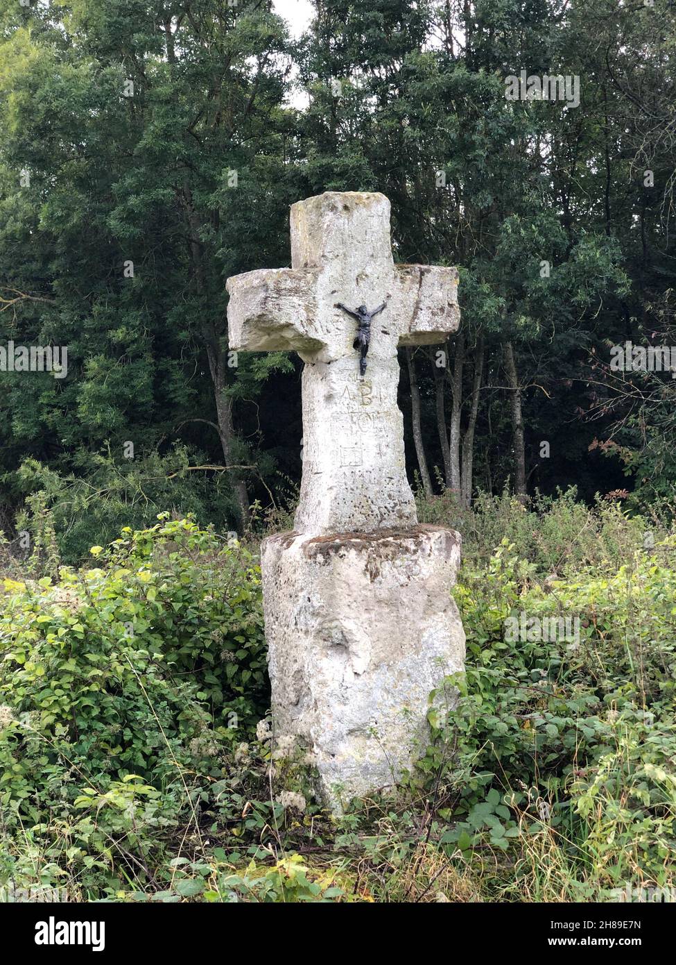 Steinkreuz in einem Wanderweg Stockfoto