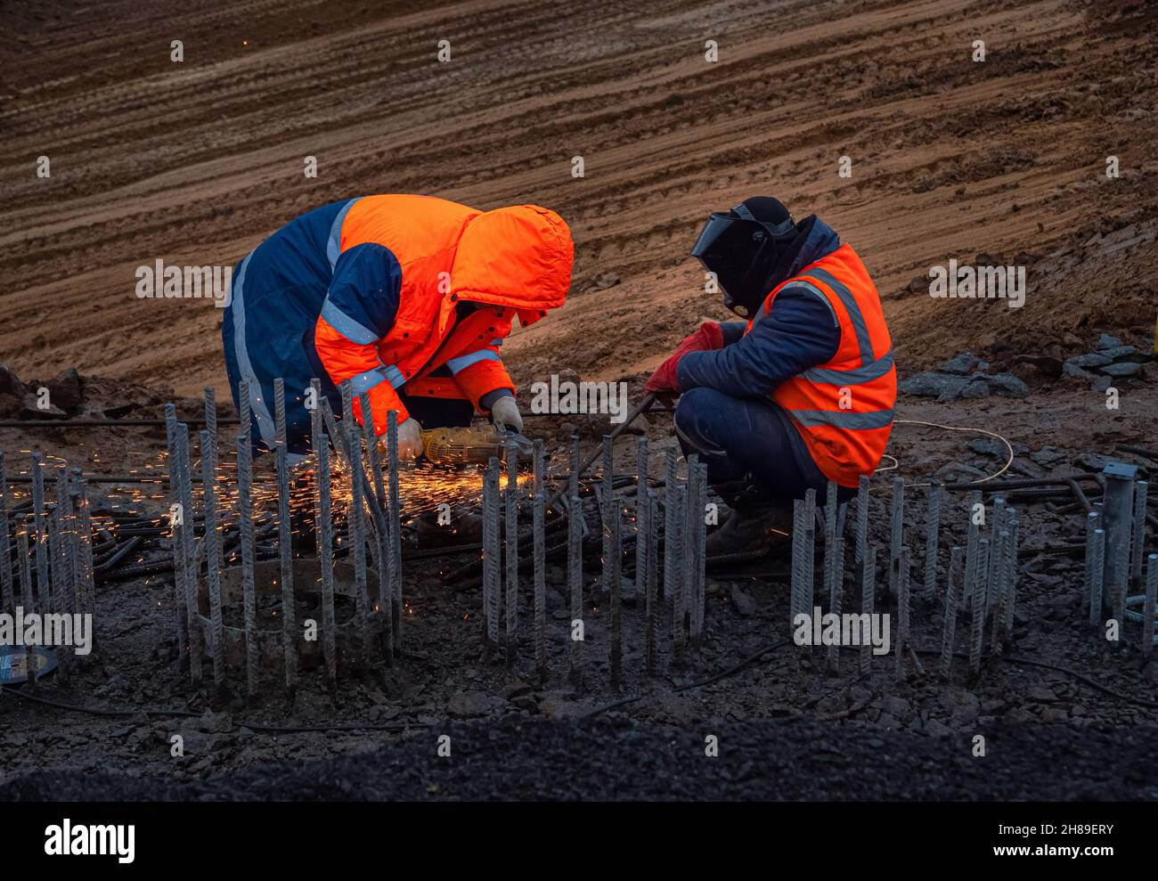 Schweißbügel für den Straßentunnelbau. Ein Schweißer schweißen Metallteile. Stockfoto