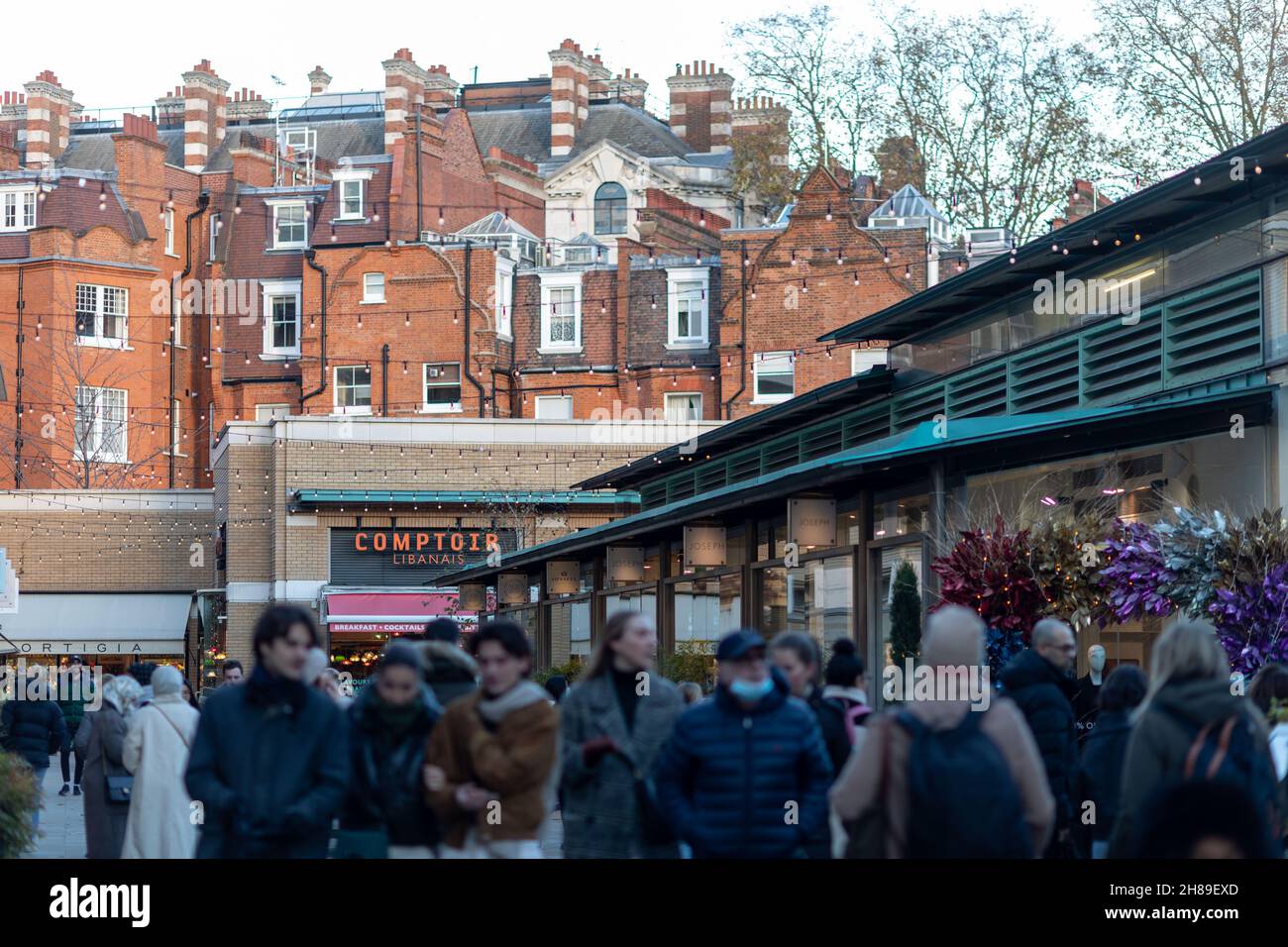 London, Großbritannien. 28th. November 2021. Die Menschen haben gesehen, wie sie einen platz auf dem Sloane Square besuchten.Shopper genießen London, als die Stadt vor dem Festival zu Weihnachtsfeiern ansteht. Angesichts der Covid-Omicron-Variante wurde der Transport nach London (tfl) beobachtet, der die Passagiere dazu aufforderte, Masken zu tragen. Kredit: SOPA Images Limited/Alamy Live Nachrichten Stockfoto