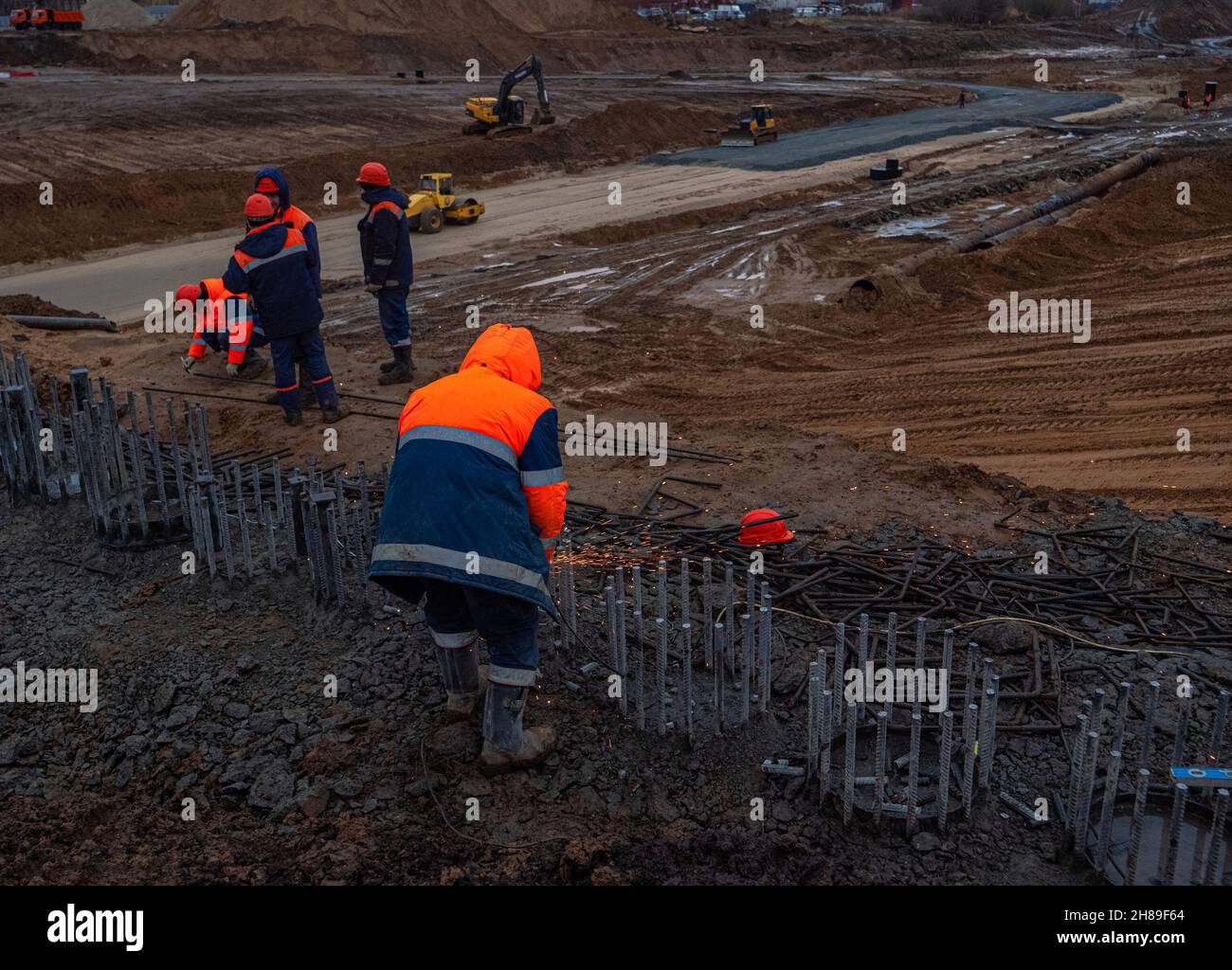 Kasan, Russland. 10. November 2021. Schweißbügel für den Straßentunnelbau. Ein Schweißer schweißen Metallteile. Stockfoto