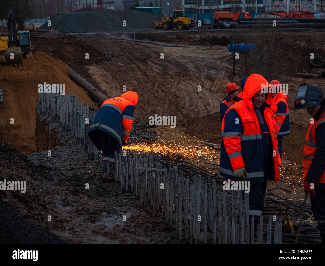 Kasan, Russland. 10. November 2021. Schweißbügel für den Straßentunnelbau. Ein Schweißer schweißen Metallteile. Stockfoto