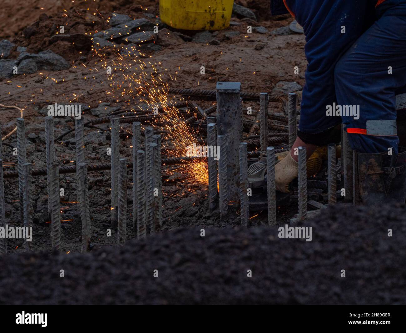 Schweißbügel für den Straßentunnelbau. Ein Schweißer schweißen Metallteile. Nahaufnahme Stockfoto