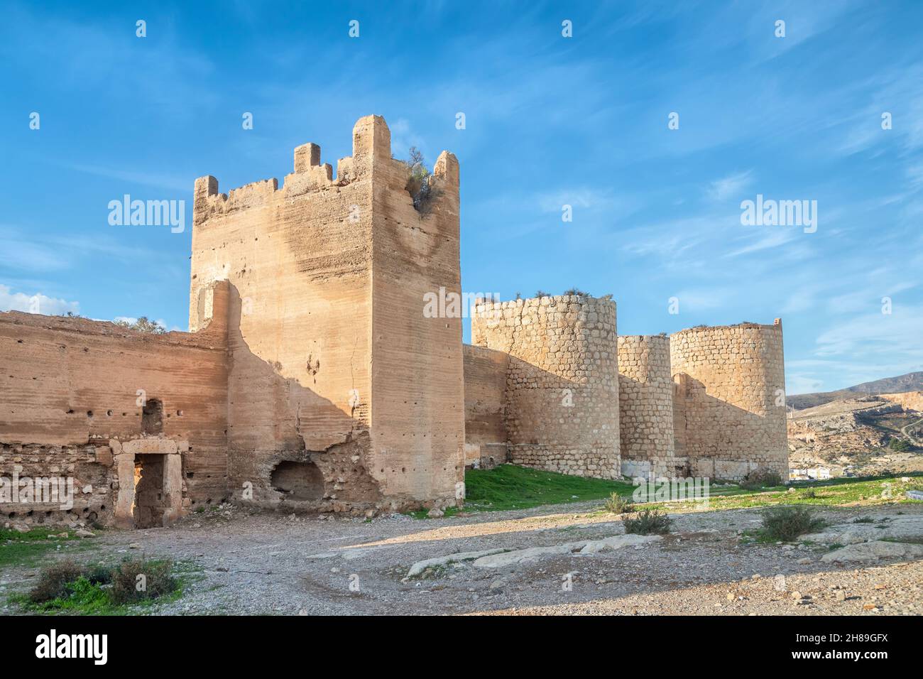 Almeria, Spanien. Mauern und Türme der mittelalterlichen Verteidigungsmauer, genannt Castillo de San Cristobal Stockfoto