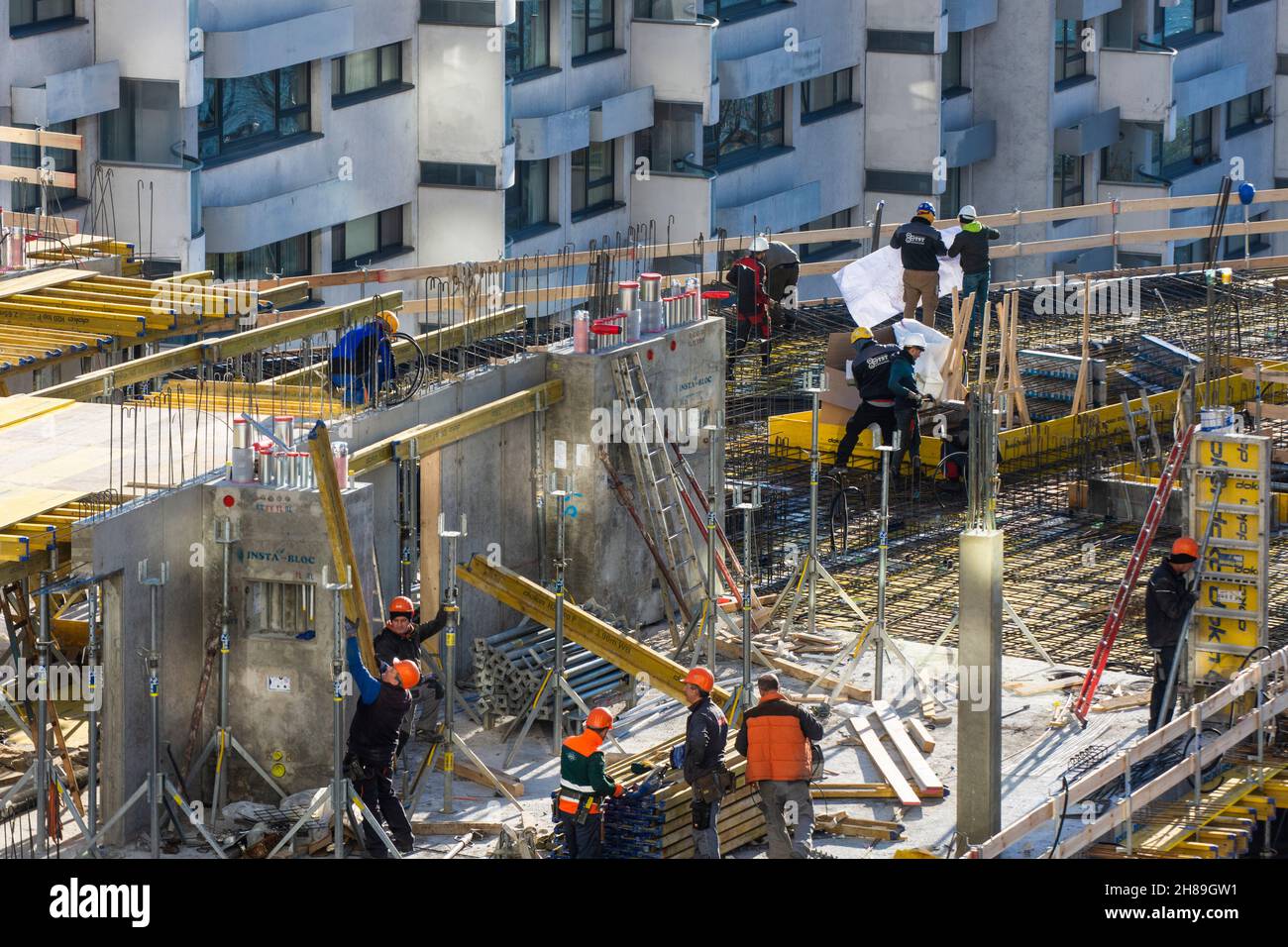 Wien, Wien: Baustelle, Bauarbeiter mit Deckenschalung, siehe Blaupause 22. Donaustadt, Wien, Österreich Stockfoto