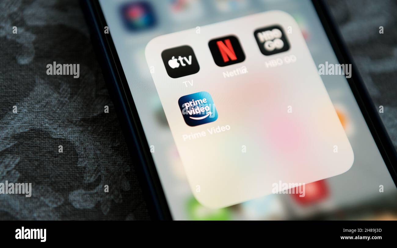 Krakau, Polen – 14. Juli 2021: Amazon Prime Video-Anwendungssymbol unter Apple TV+, Netflix und HBO WIRD auf dem Apple iPhone 12 Pro MAX OLED-Bildschirm angezeigt. Stockfoto
