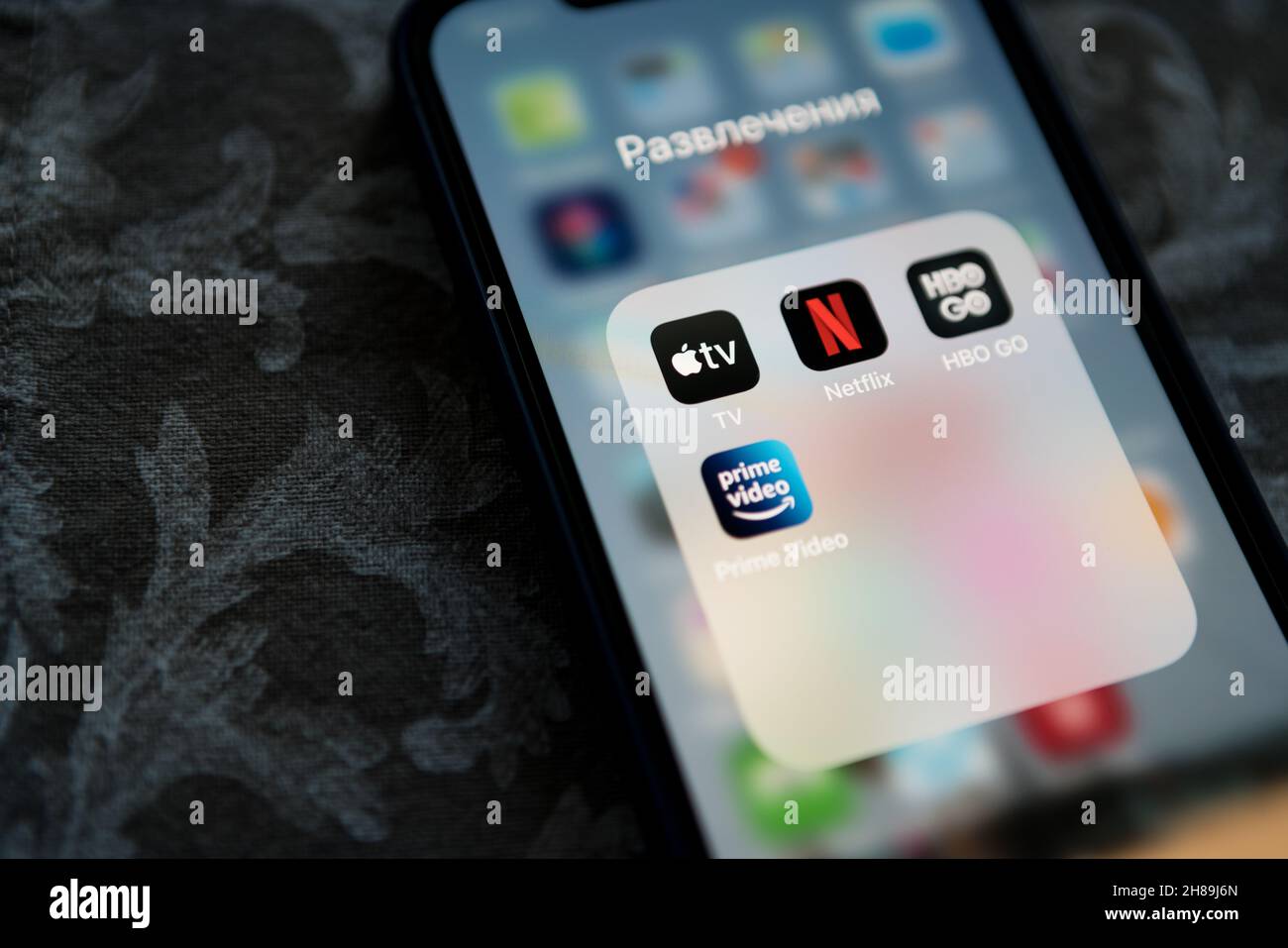 Krakau, Polen – 14. Juli 2021: Apple TV+-Anwendungssymbol unter Netflix, Amazon Prime Video und HBO WIRD im Unterhaltungsordner auf dem Apple iPhone 12 PR ANGEZEIGT Stockfoto