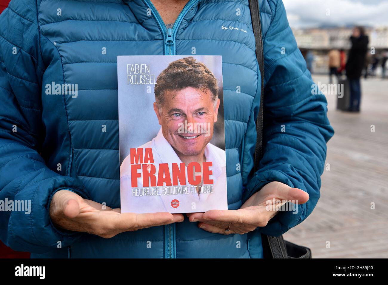 Marseille, Frankreich. 27th. November 2021. Eine Frau hält ein Buch des französischen Abgeordneten und nationalen Sekretärs der Kommunistischen Partei Frankreichs (PCF) Fabien Roussel, Kandidatin für die Präsidentschaftswahlen 2022. (Foto von Gerard Bottino/SOPA Images/Sipa USA) Quelle: SIPA USA/Alamy Live News Stockfoto